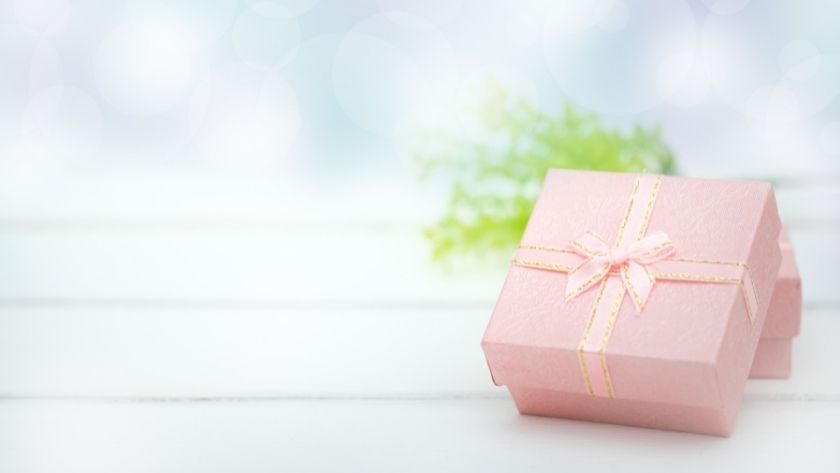 贈物のピンク色の箱プレゼント